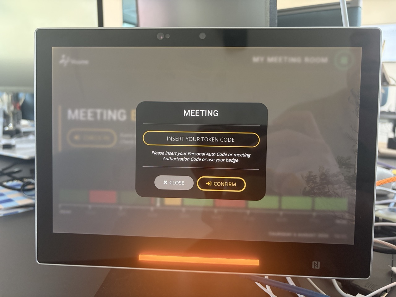 Il dialogo di check-in sul pannello ambra, che chiede un codice personale, un codice di autorizzazione o un badge