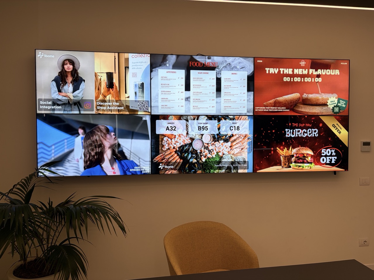Video wall di sei schermi con contenuti diversi su ogni schermo: un feed social, un menu, promozioni e i numeri della coda